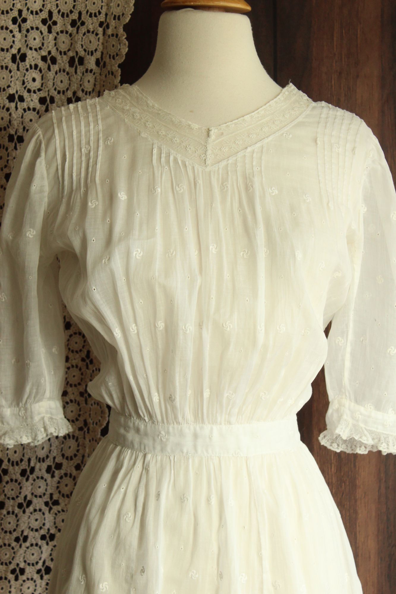 Vintage Antique 1900s 1910s Edwardian White Cotton And Lace Embroidered Dress