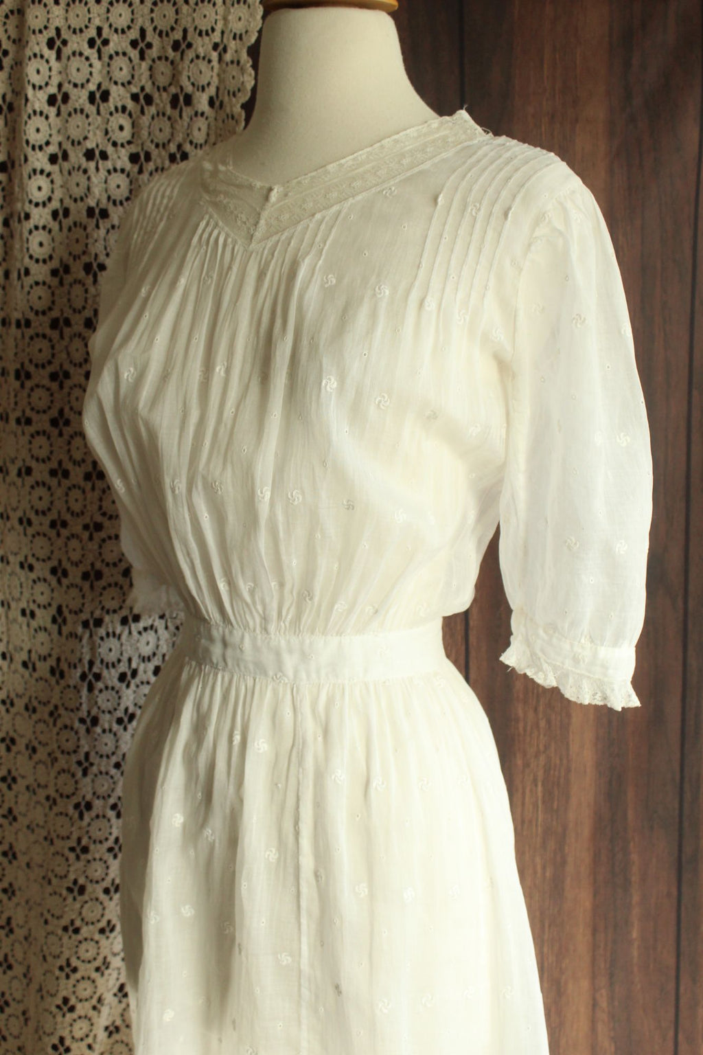 Vintage Antique 1900s 1910s Edwardian White Cotton And Lace Embroidered Dress