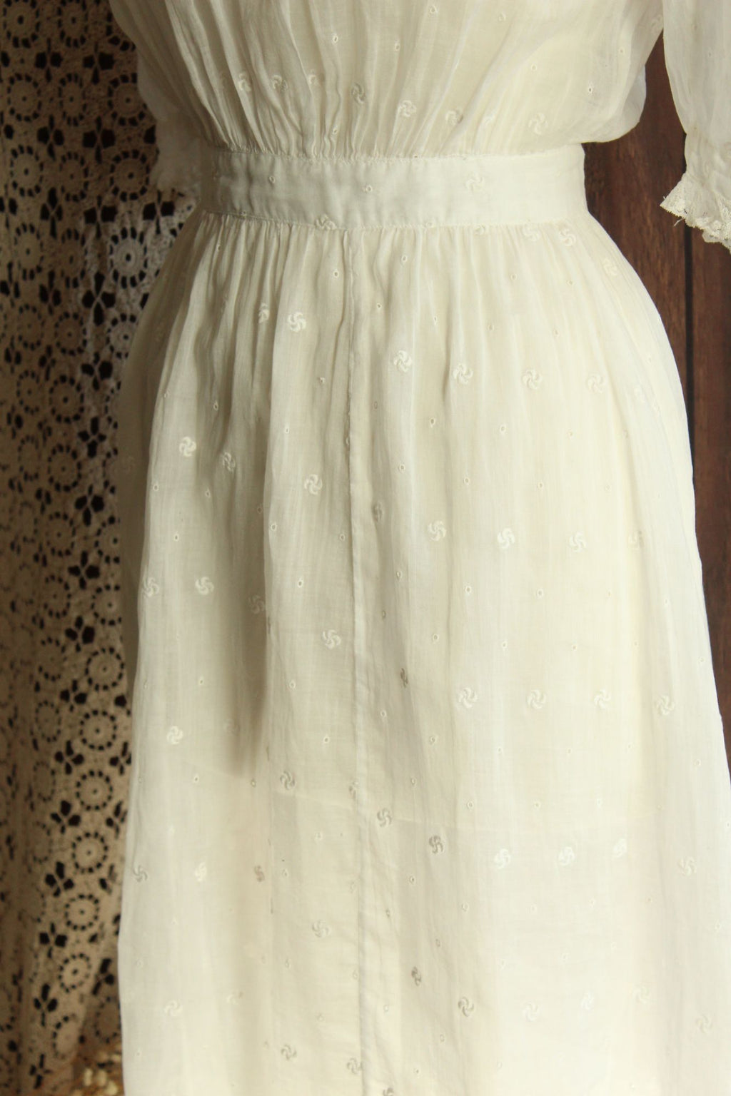 Vintage Antique 1900s 1910s Edwardian White Cotton And Lace Embroidered Dress