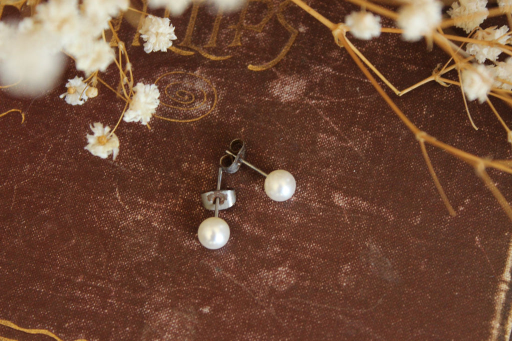 Vintage White Faux Pearl Stud Earrings