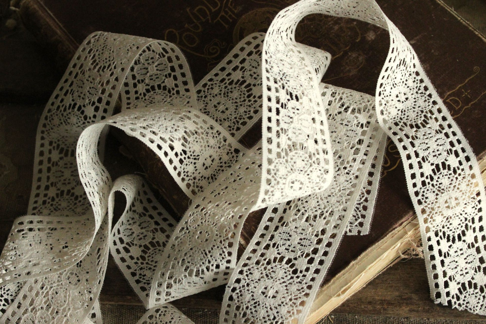 Vintage 1960s Ivory Lace Trim, 2.5 Yard, 1.75" Wide