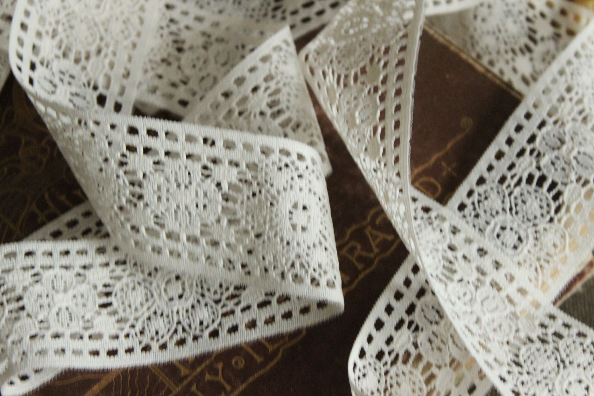 Vintage 1960s Ivory Lace Trim, 2.5 Yard, 1.75" Wide