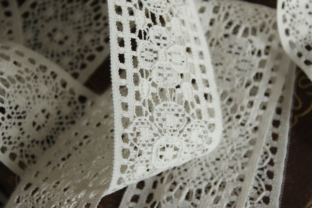 Vintage 1960s Ivory Lace Trim, 2.5 Yard, 1.75" Wide