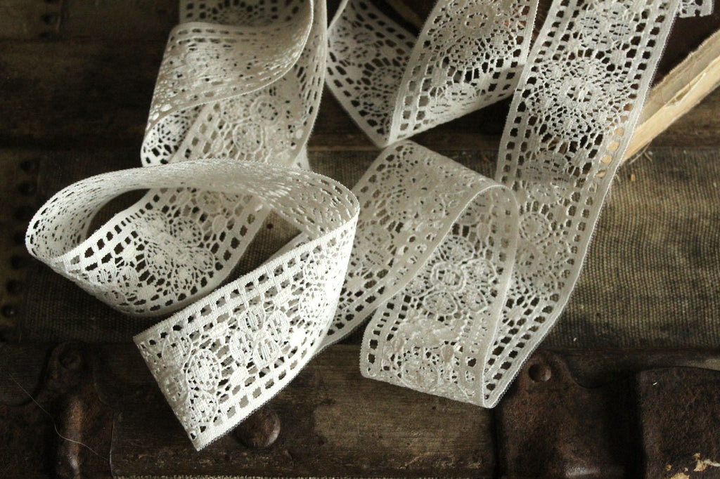 Vintage 1960s Ivory Lace Trim, 2.5 Yard, 1.75" Wide