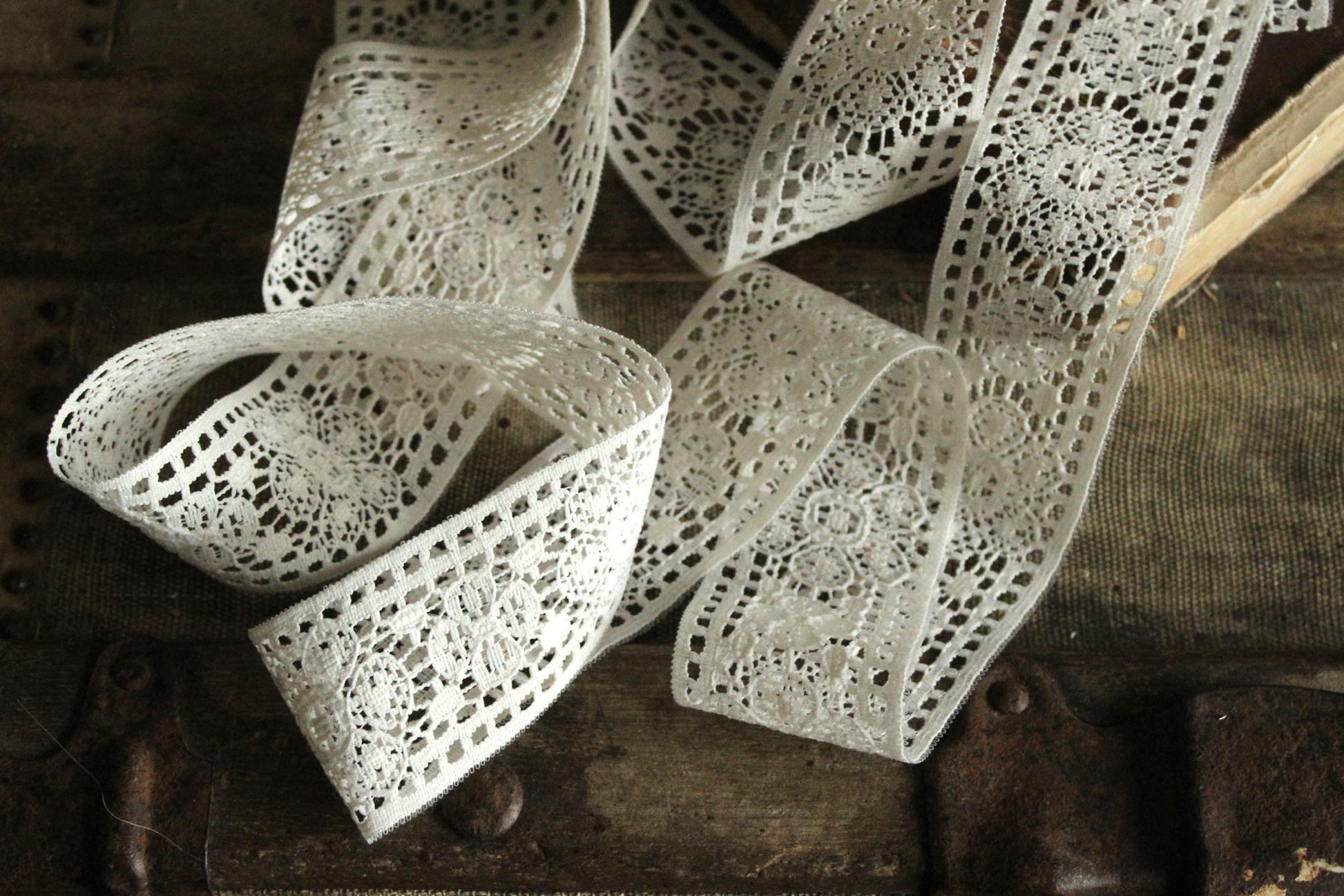 Vintage 1960s Ivory Lace Trim, 2.5 Yard, 1.75" Wide