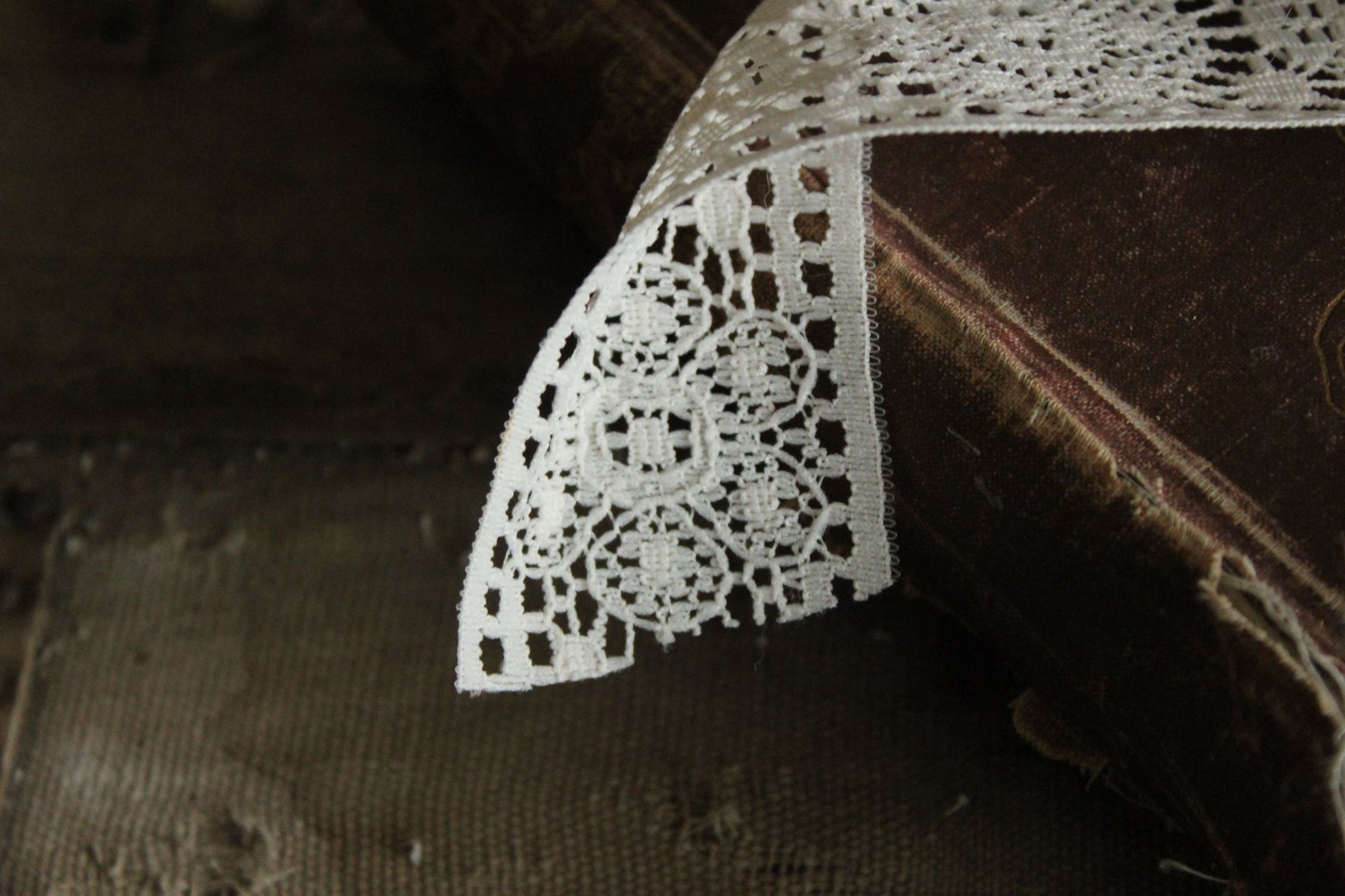 Vintage 1960s Ivory Lace Trim, 2.5 Yard, 1.75" Wide