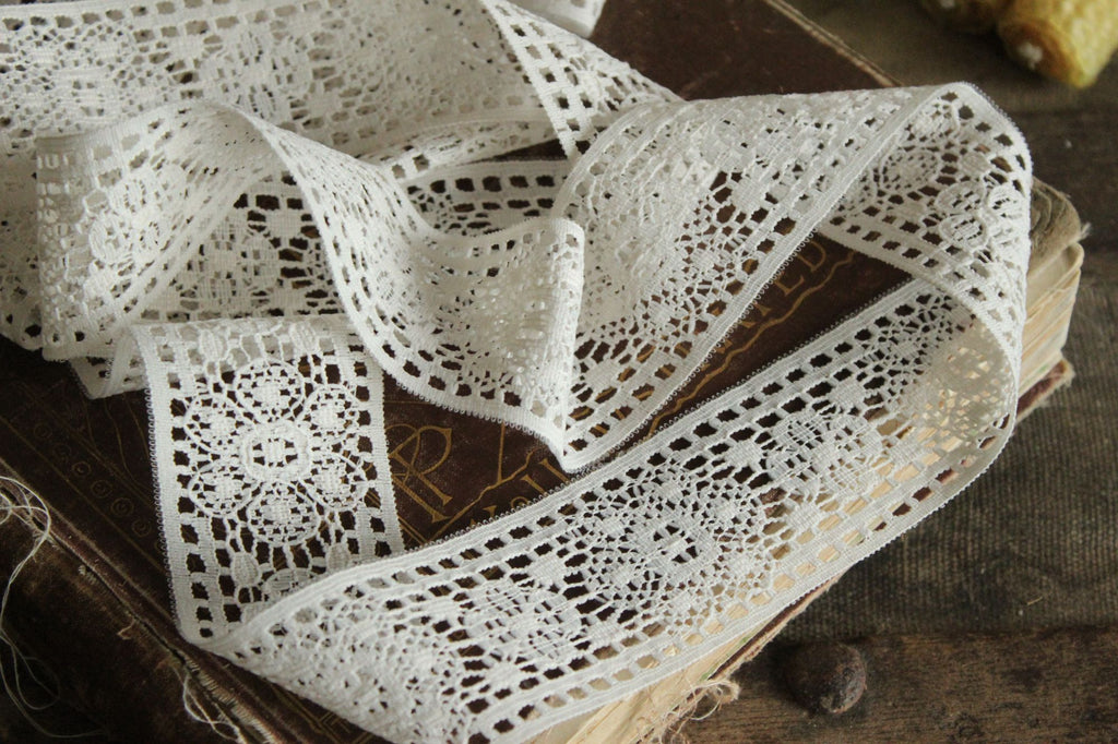 Vintage 1960s Ivory Lace Trim, 2.5 Yard, 1.75" Wide