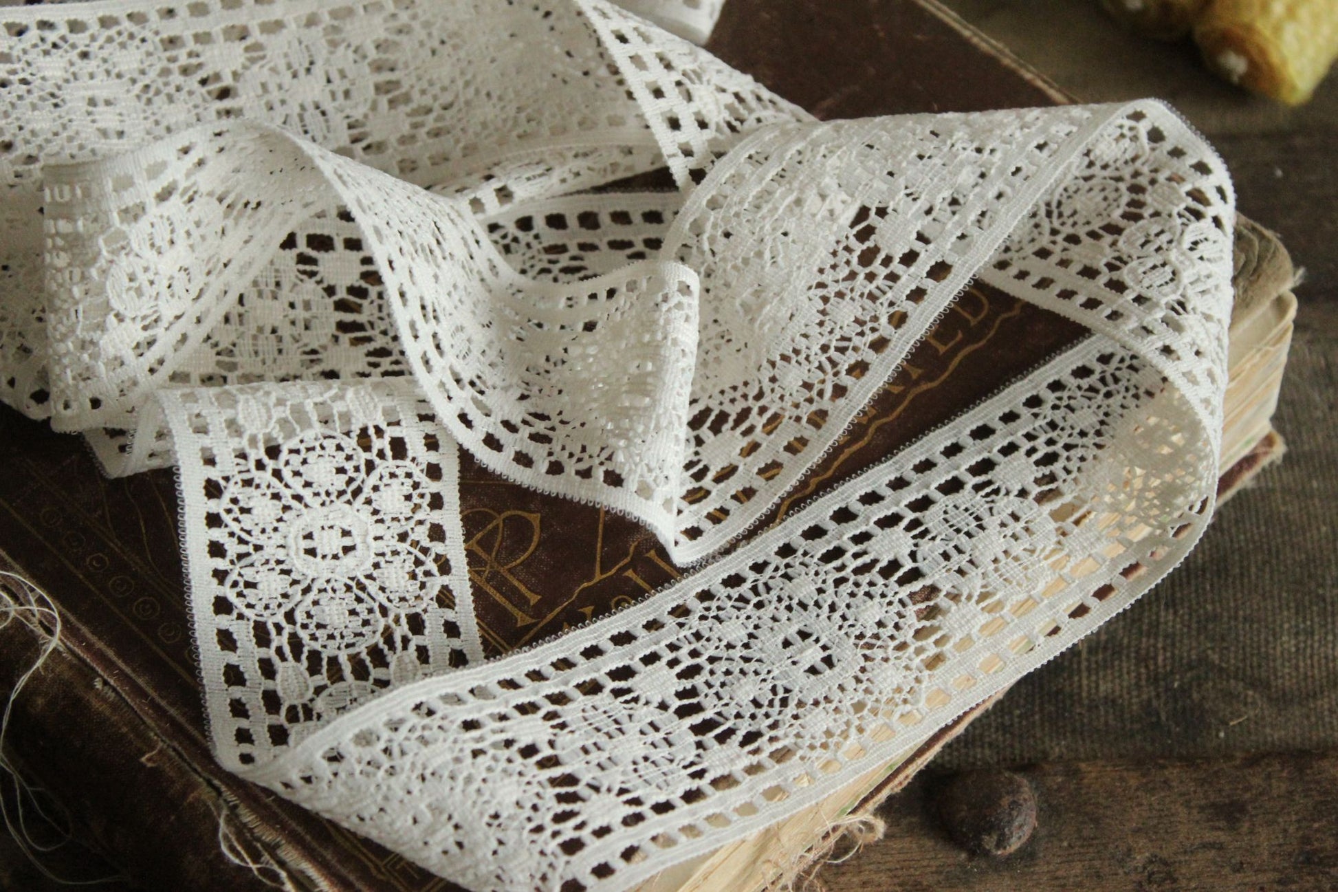 Vintage 1960s Ivory Lace Trim, 2.5 Yard, 1.75" Wide