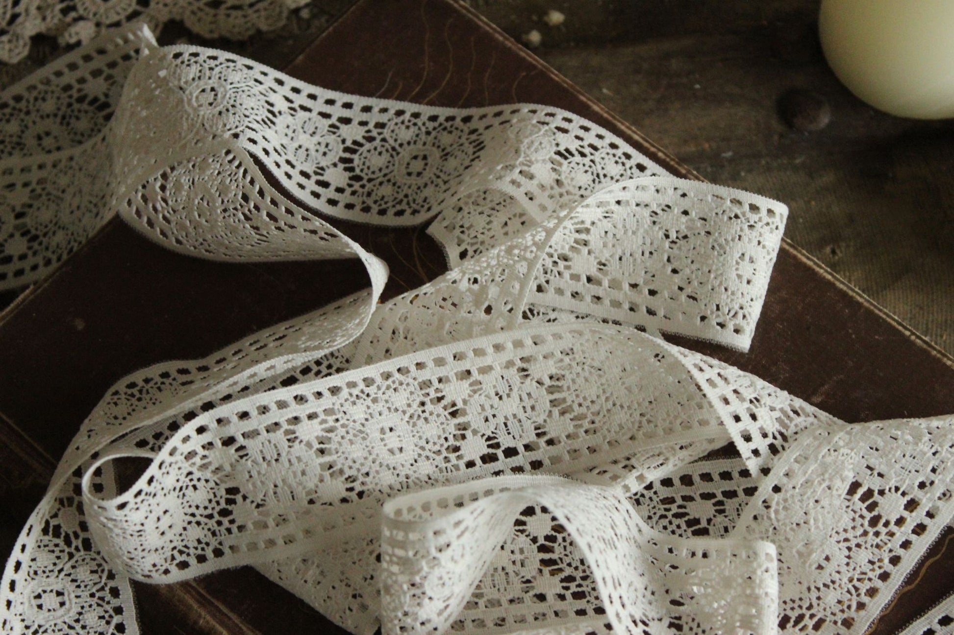 Vintage 1960s Ivory Lace Trim, 2.5 Yard, 1.75" Wide