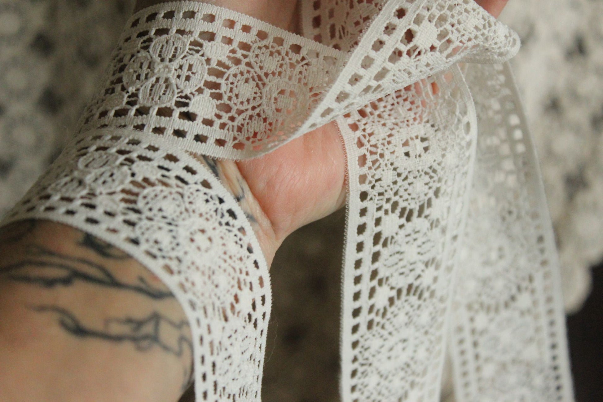 Vintage 1960s Ivory Lace Trim, 2.5 Yard, 1.75" Wide