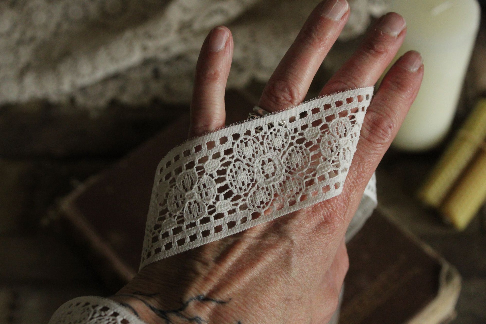 Vintage 1960s Ivory Lace Trim, 2.5 Yard, 1.75" Wide
