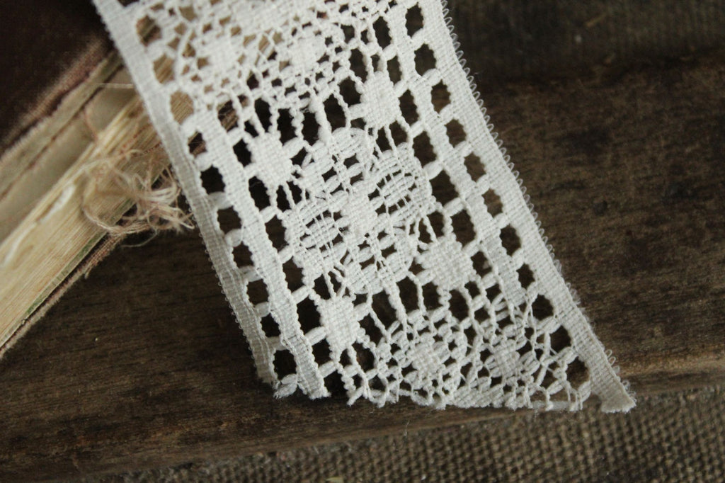 Vintage 1960s Ivory Lace Trim, 2.5 Yard, 1.75" Wide
