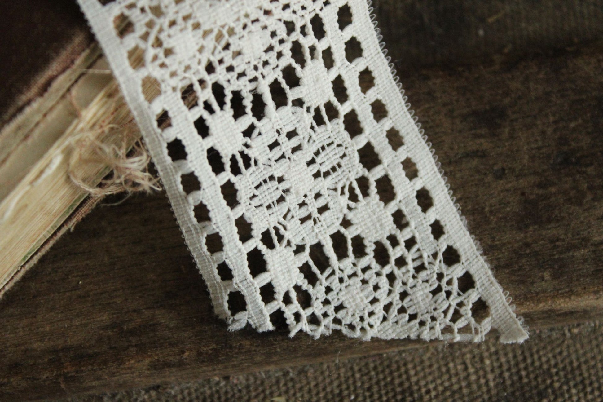 Vintage 1960s Ivory Lace Trim, 2.5 Yard, 1.75" Wide