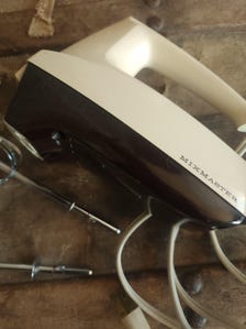 Vintage 1970s Sunbeam Mixmaster Hand Mixer
