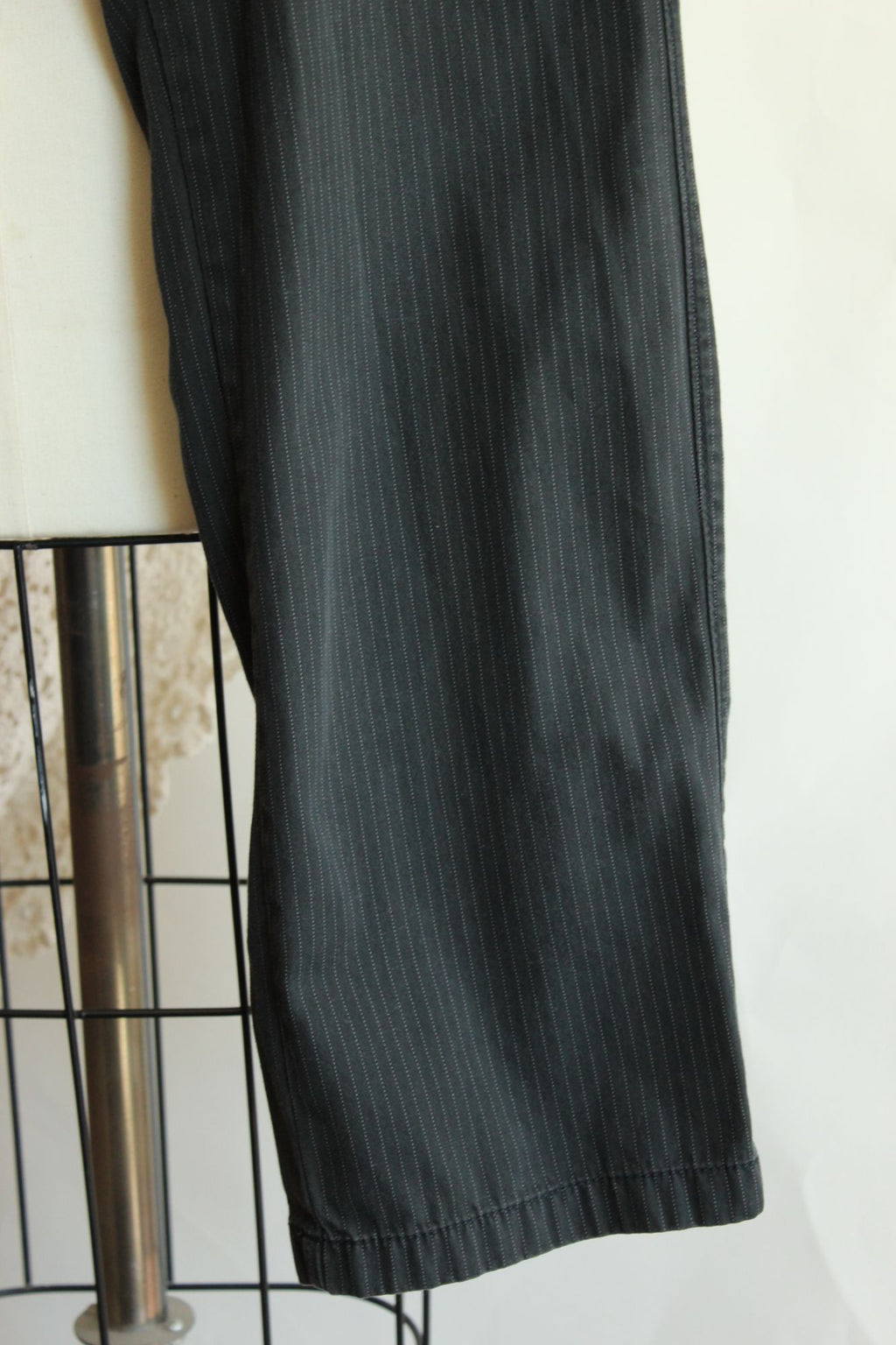 Mens Express ROCCO Pinstripe Pants 32x30 Slim Fit Low Rise Straight Leg Gray