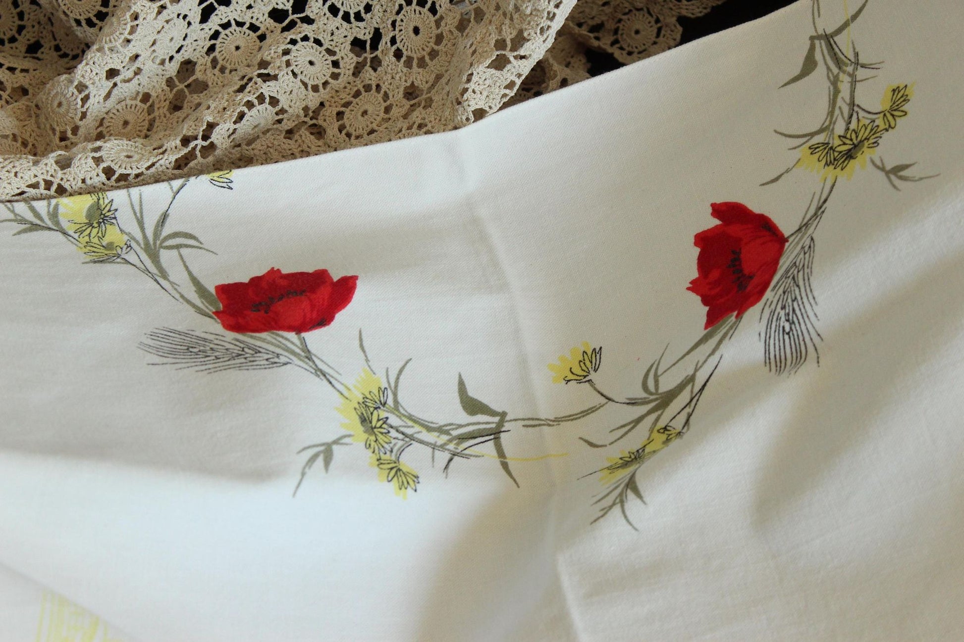 Vintage 1950s Red Poppy Flower Print Table Topper