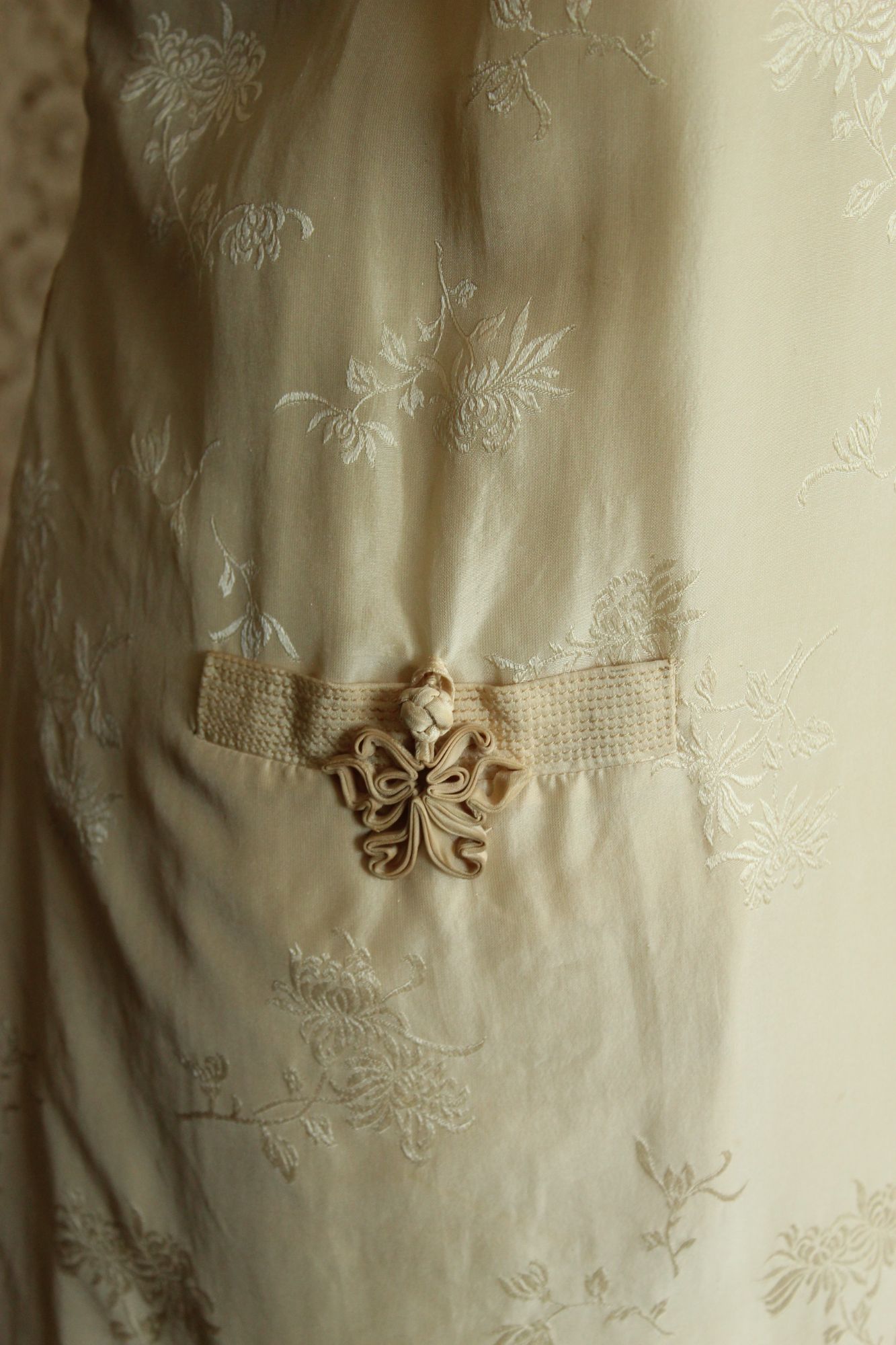 Vintage 1960s Volup Size Calabash House Ivory Silk Damask Dress
