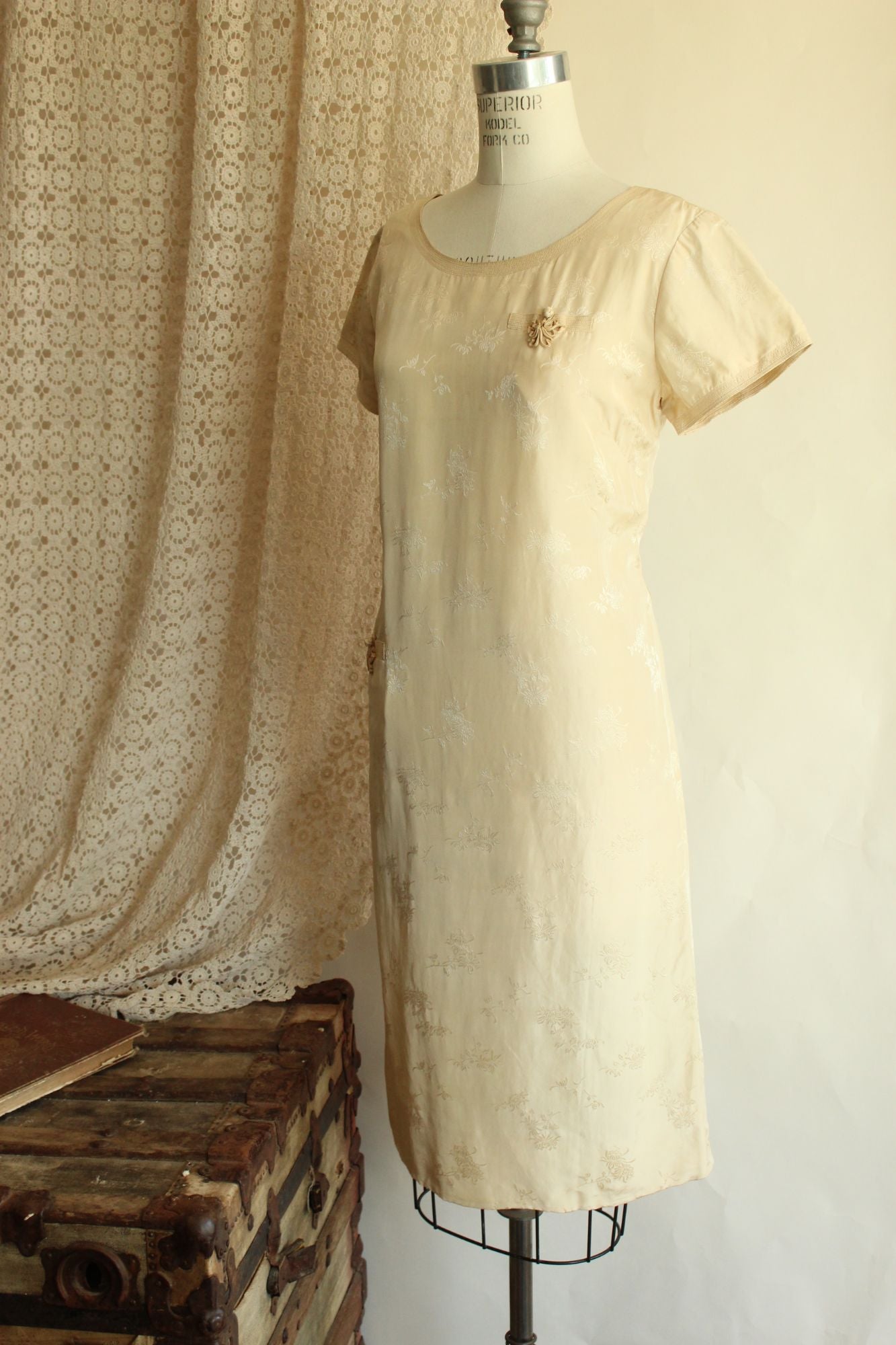 Vintage 1960s Volup Size Calabash House Ivory Silk Damask Dress