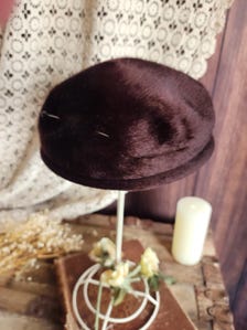 Vintage 1940s 1950s Jaccard Exclusive Brown Felt Pillbox Hat with Brooch and Hatpin