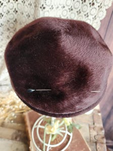 Vintage 1940s 1950s Jaccard Exclusive Brown Felt Pillbox Hat with Brooch and Hatpin