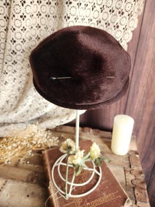 Vintage 1940s 1950s Jaccard Exclusive Brown Felt Pillbox Hat with Brooch and Hatpin