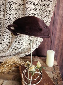 Vintage 1940s 1950s Jaccard Exclusive Brown Felt Pillbox Hat with Brooch and Hatpin