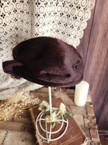 Vintage 1940s 1950s Jaccard Exclusive Brown Felt Pillbox Hat with Brooch and Hatpin