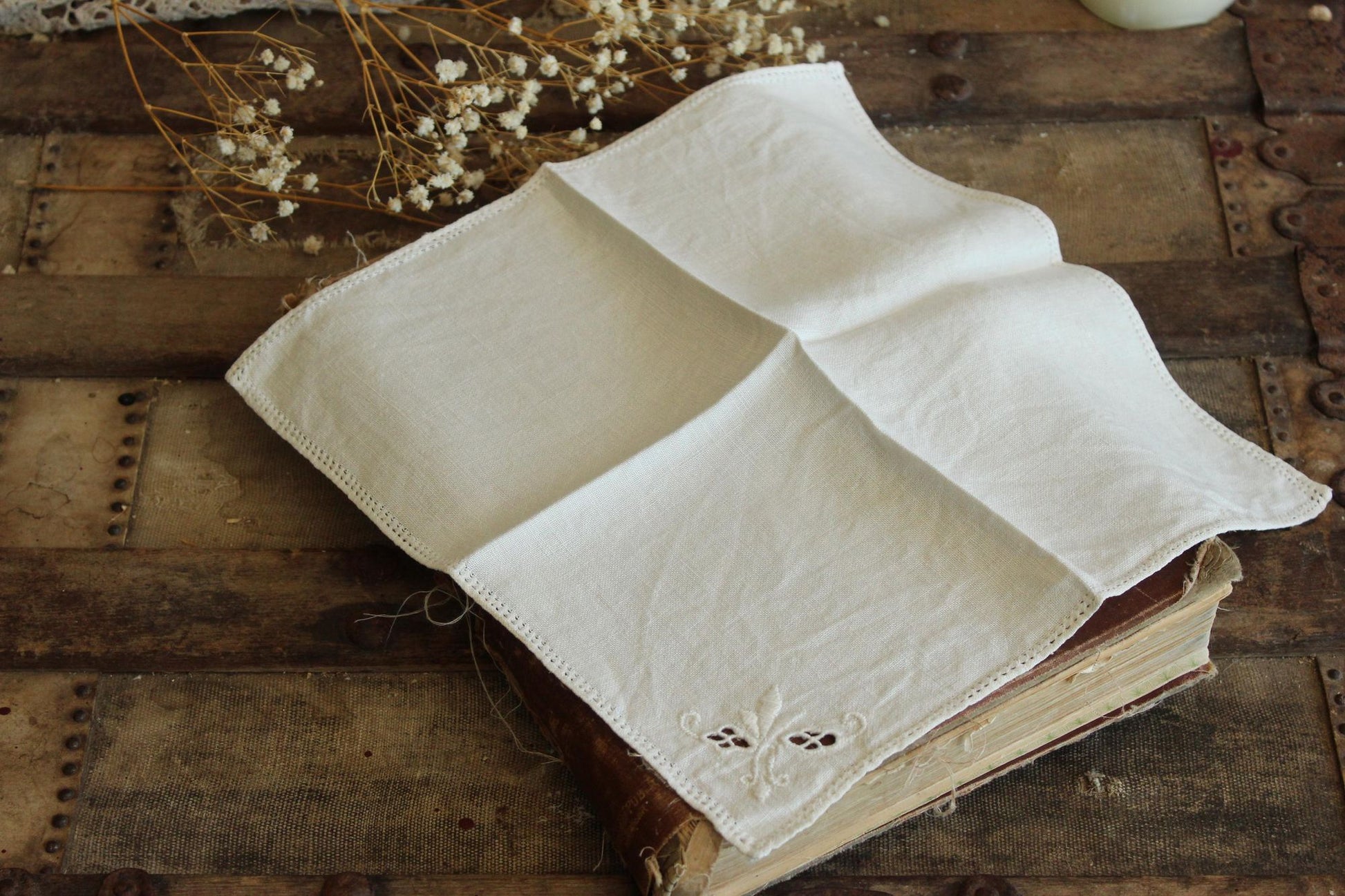 Vintage 1940s Ivory Linen Napkin with Madeira Fleur de Lis Embroidery