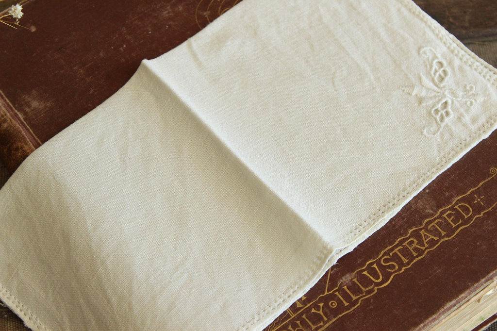 Vintage 1940s Ivory Linen Napkin with Madeira Fleur de Lis Embroidery