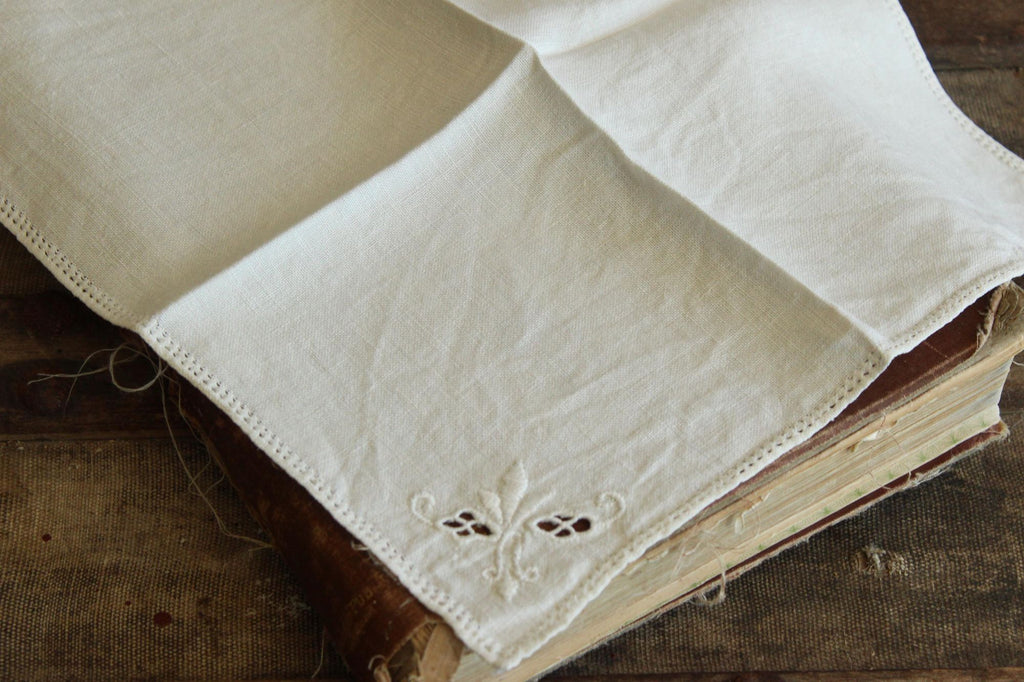 Vintage 1940s Ivory Linen Napkin with Madeira Fleur de Lis Embroidery