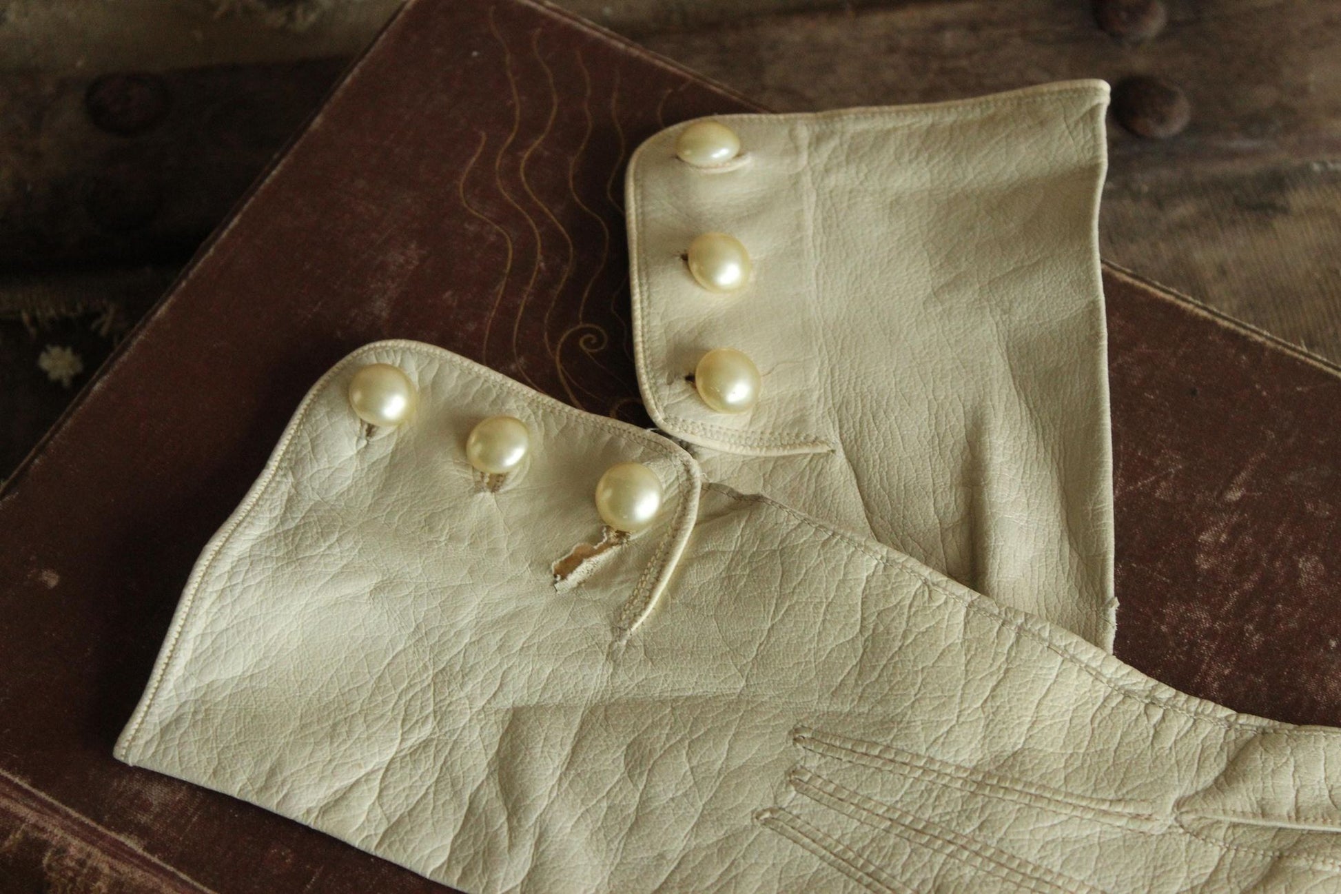 Vintage 1940s Size 6.75 Beige Kid Leather Gloves