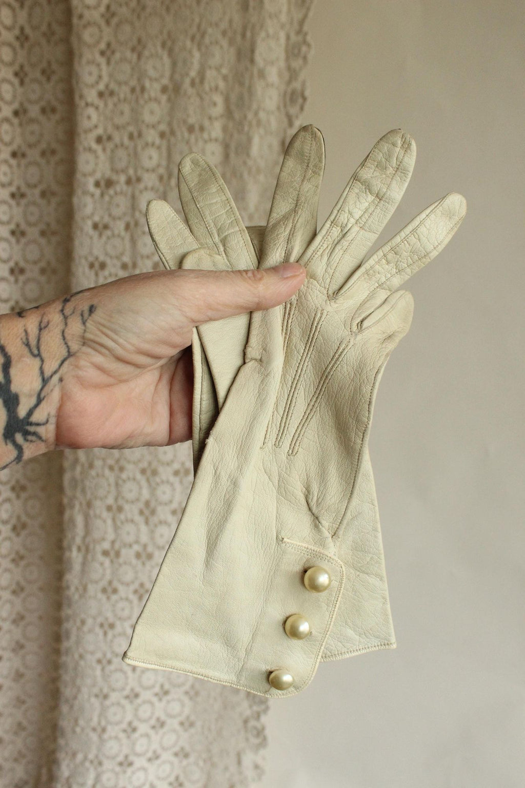 Vintage 1940s Size 6.75 Beige Kid Leather Gloves