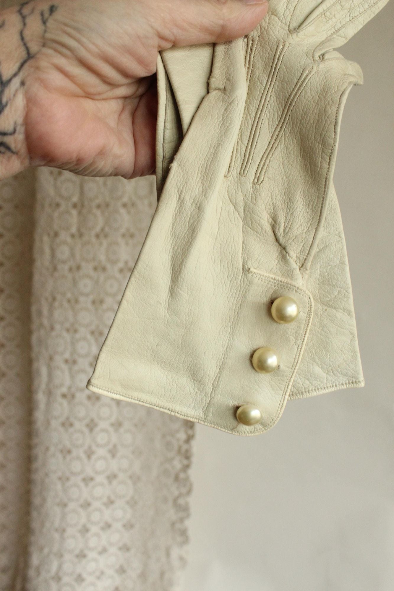 Vintage 1940s Size 6.75 Beige Kid Leather Gloves
