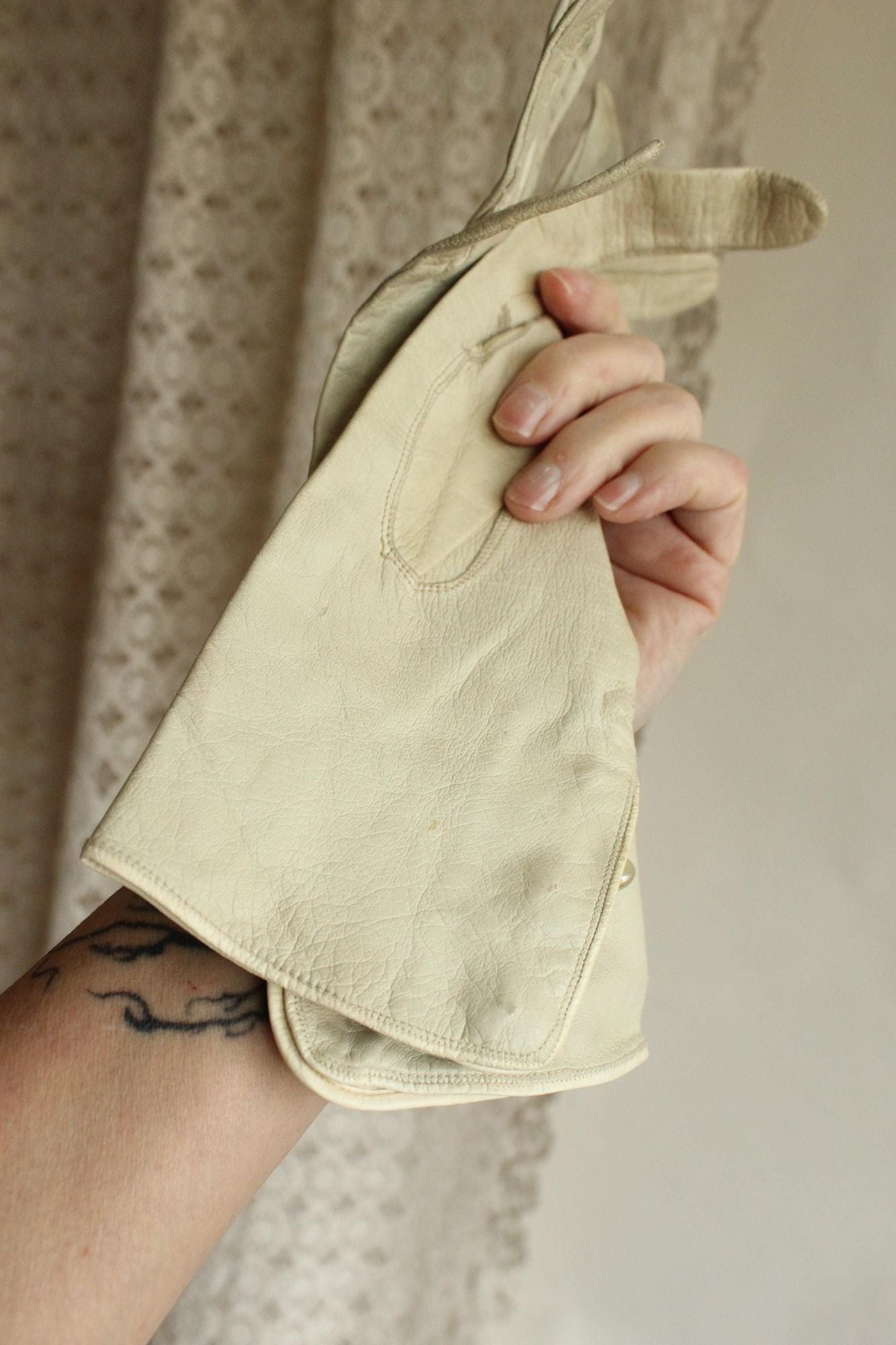 Vintage 1940s Size 6.75 Beige Kid Leather Gloves