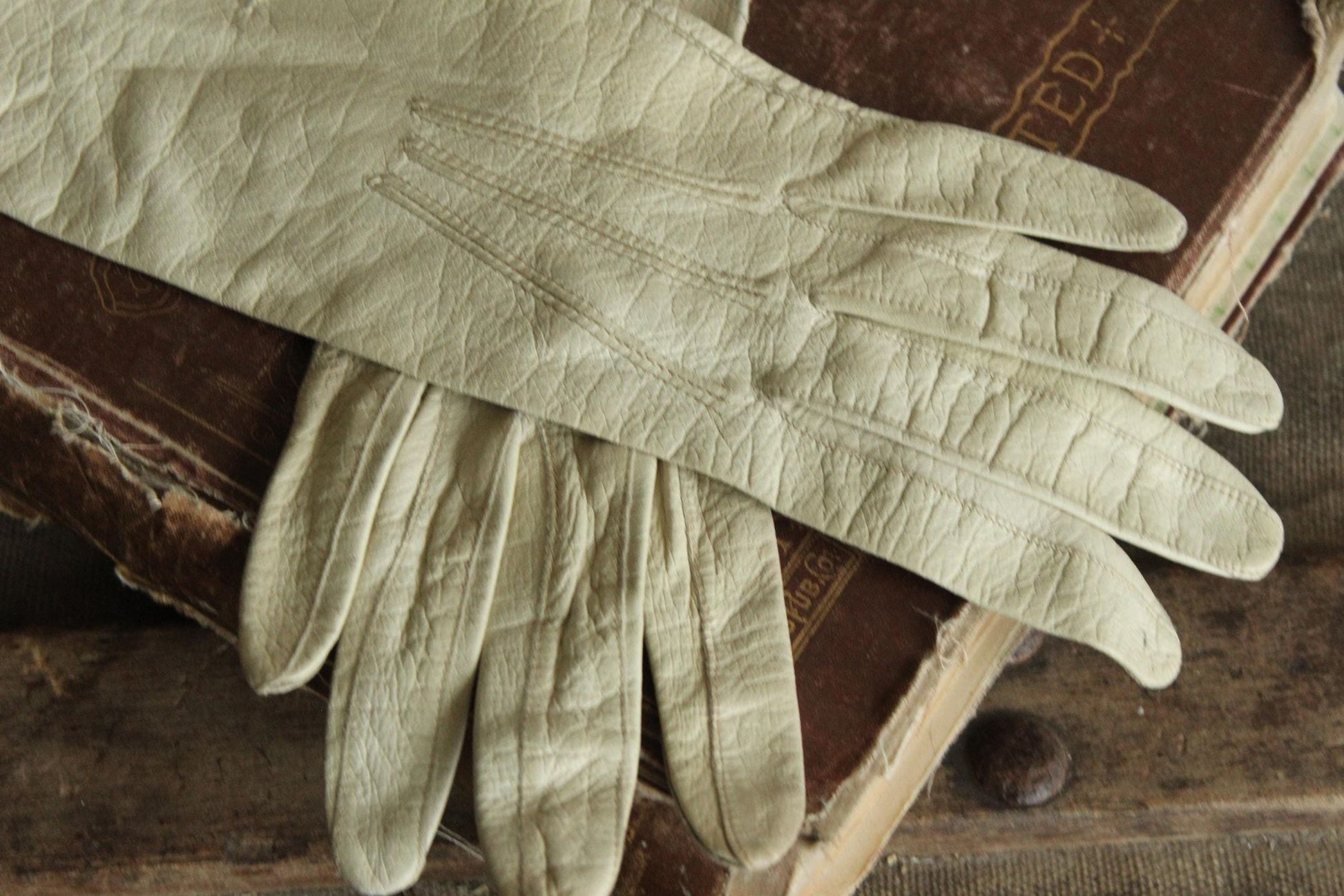 Vintage 1940s Size 6.75 Beige Kid Leather Gloves