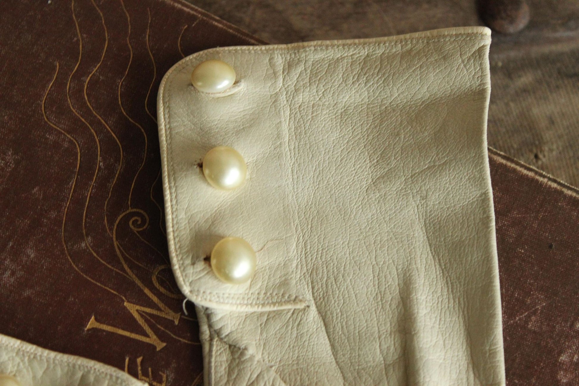 Vintage 1940s Size 6.75 Beige Kid Leather Gloves