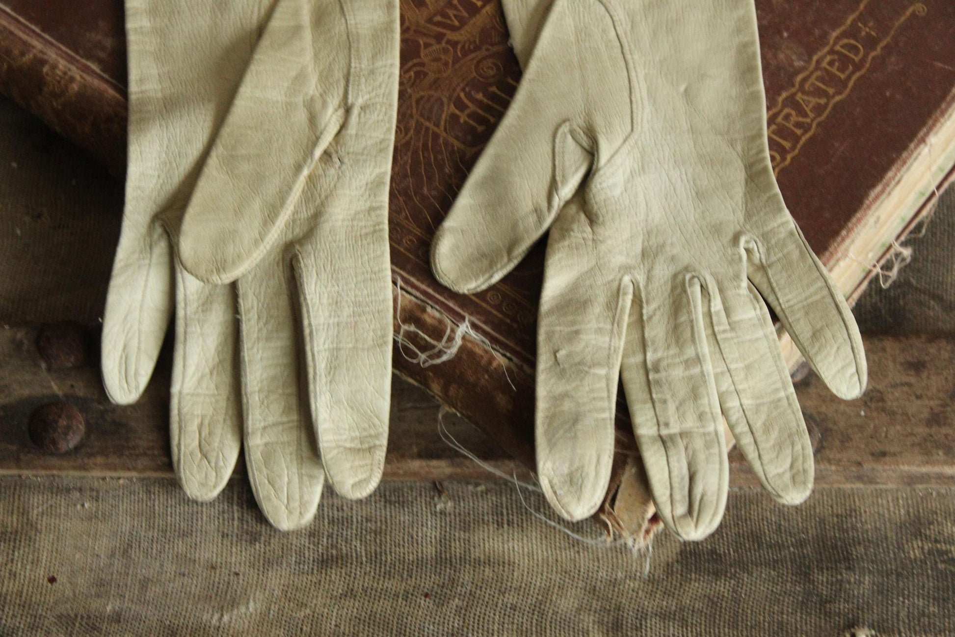 Vintage 1940s Size 6.75 Beige Kid Leather Gloves