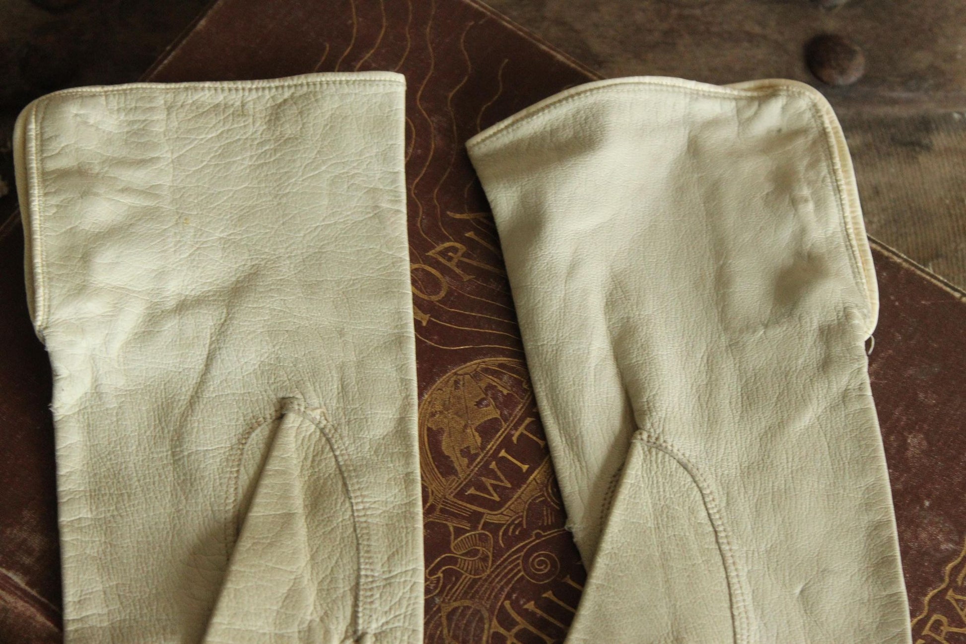 Vintage 1940s Size 6.75 Beige Kid Leather Gloves