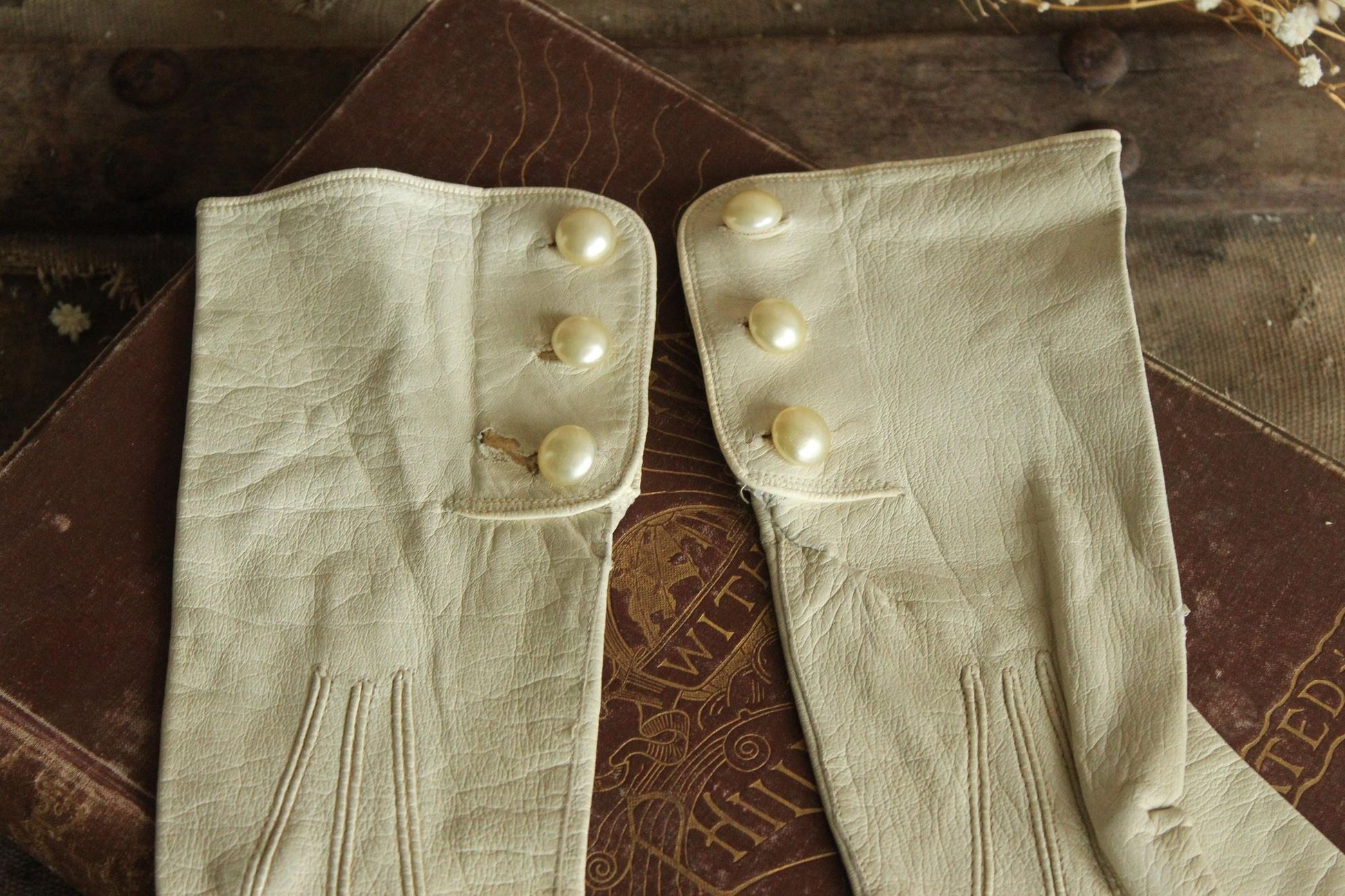 Vintage 1940s Size 6.75 Beige Kid Leather Gloves