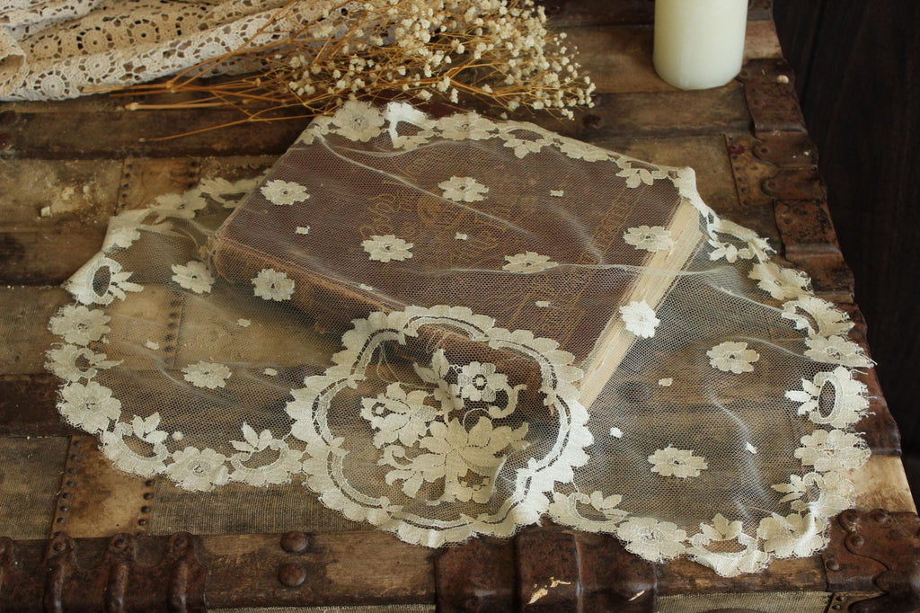 Vintage 1950s 1960s White Lace Oval Mantilla or Bridal Veil