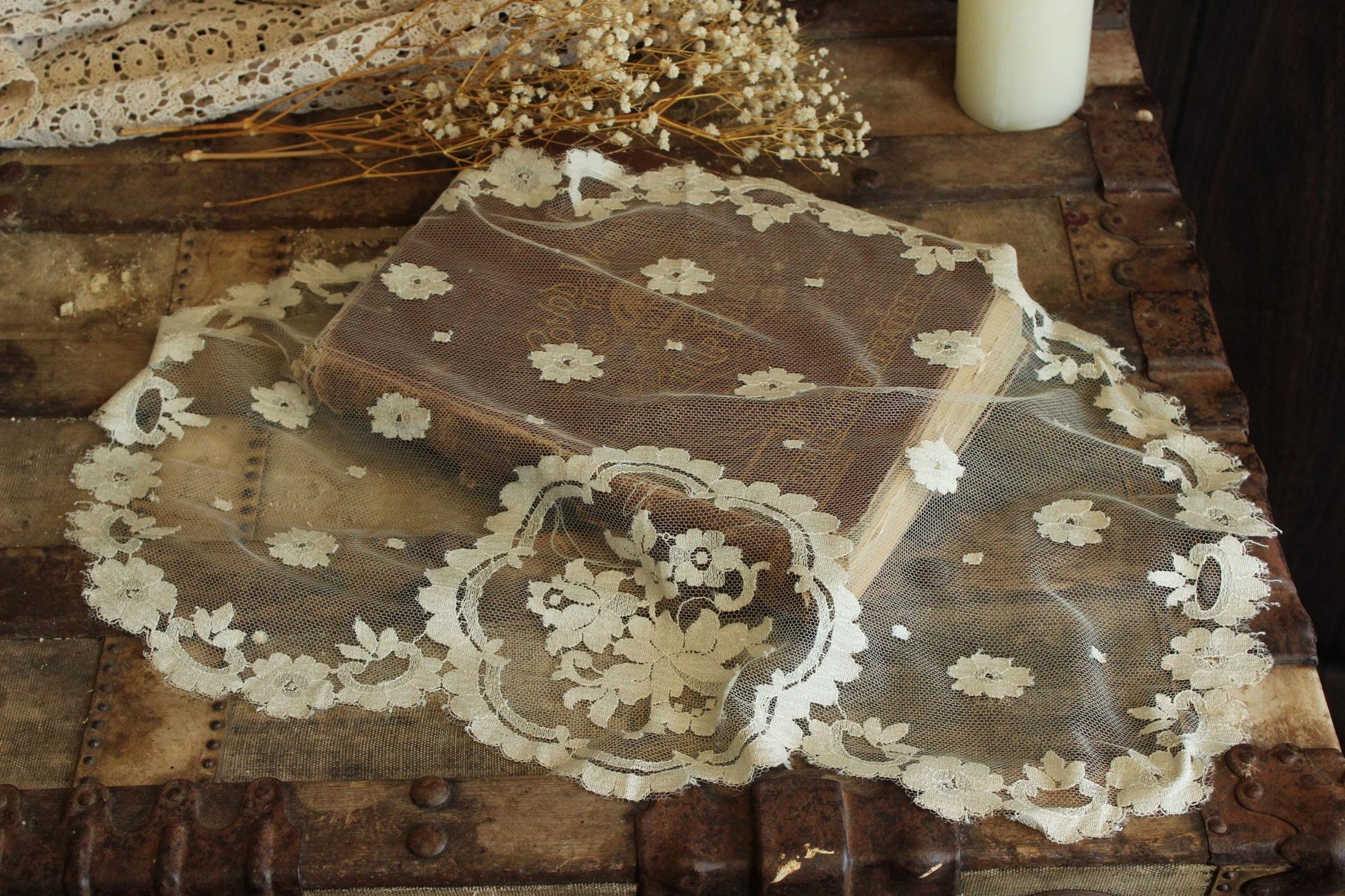 Vintage 1950s 1960s White Lace Oval Mantilla or Bridal Veil