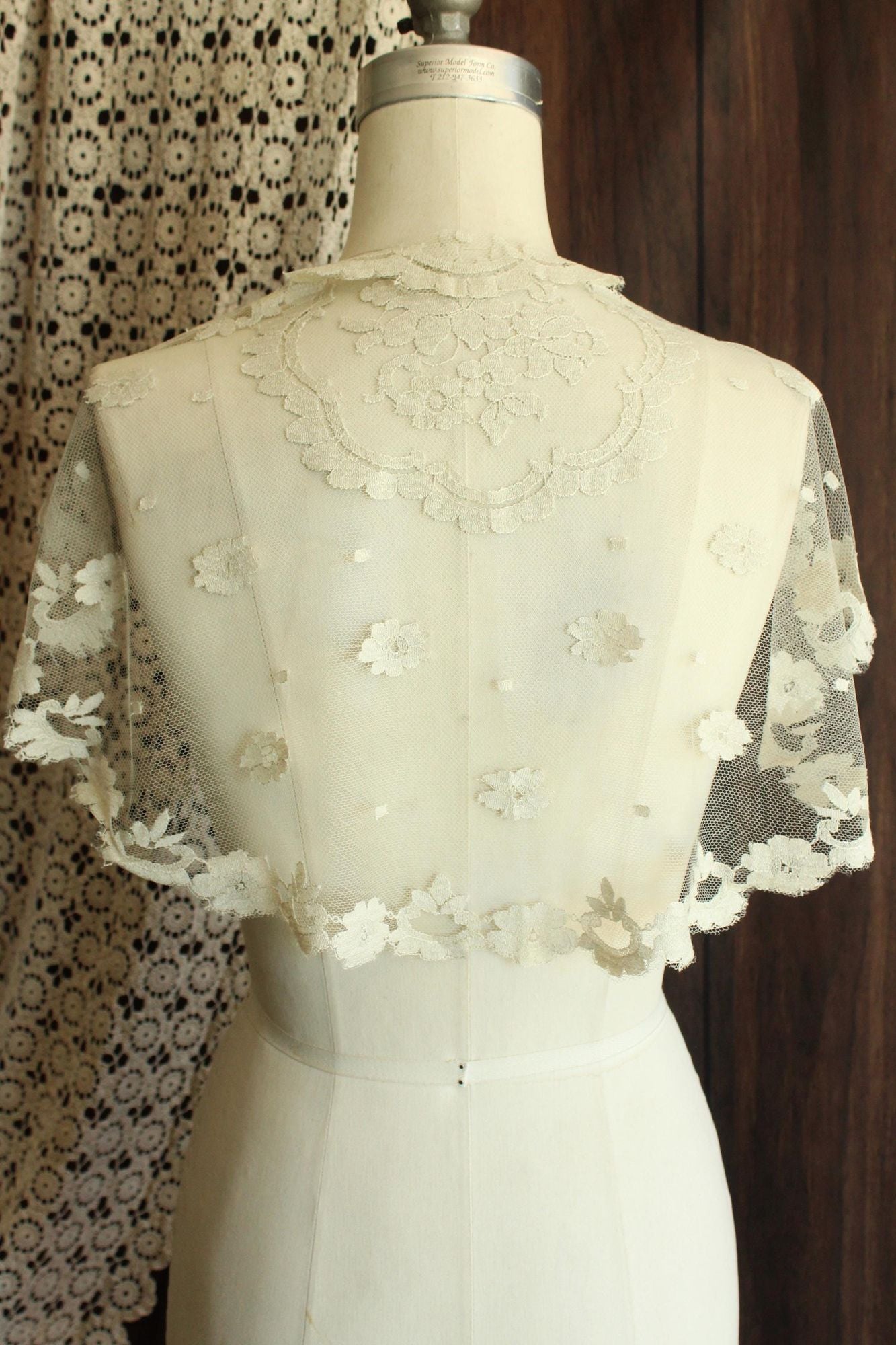 Vintage 1950s 1960s White Lace Oval Mantilla or Bridal Veil