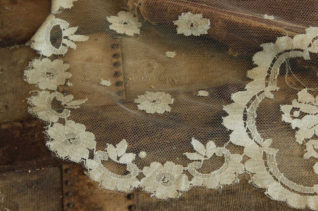 Vintage 1950s 1960s White Lace Oval Mantilla or Bridal Veil