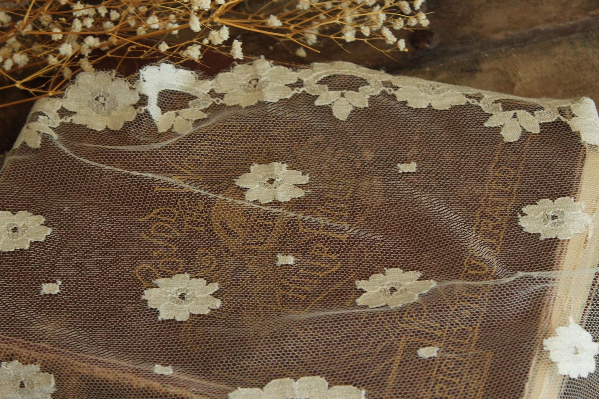 Vintage 1950s 1960s White Lace Oval Mantilla or Bridal Veil