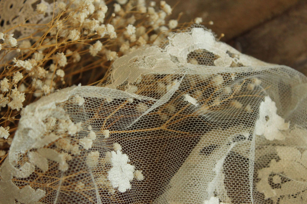 Vintage 1950s 1960s White Lace Oval Mantilla or Bridal Veil