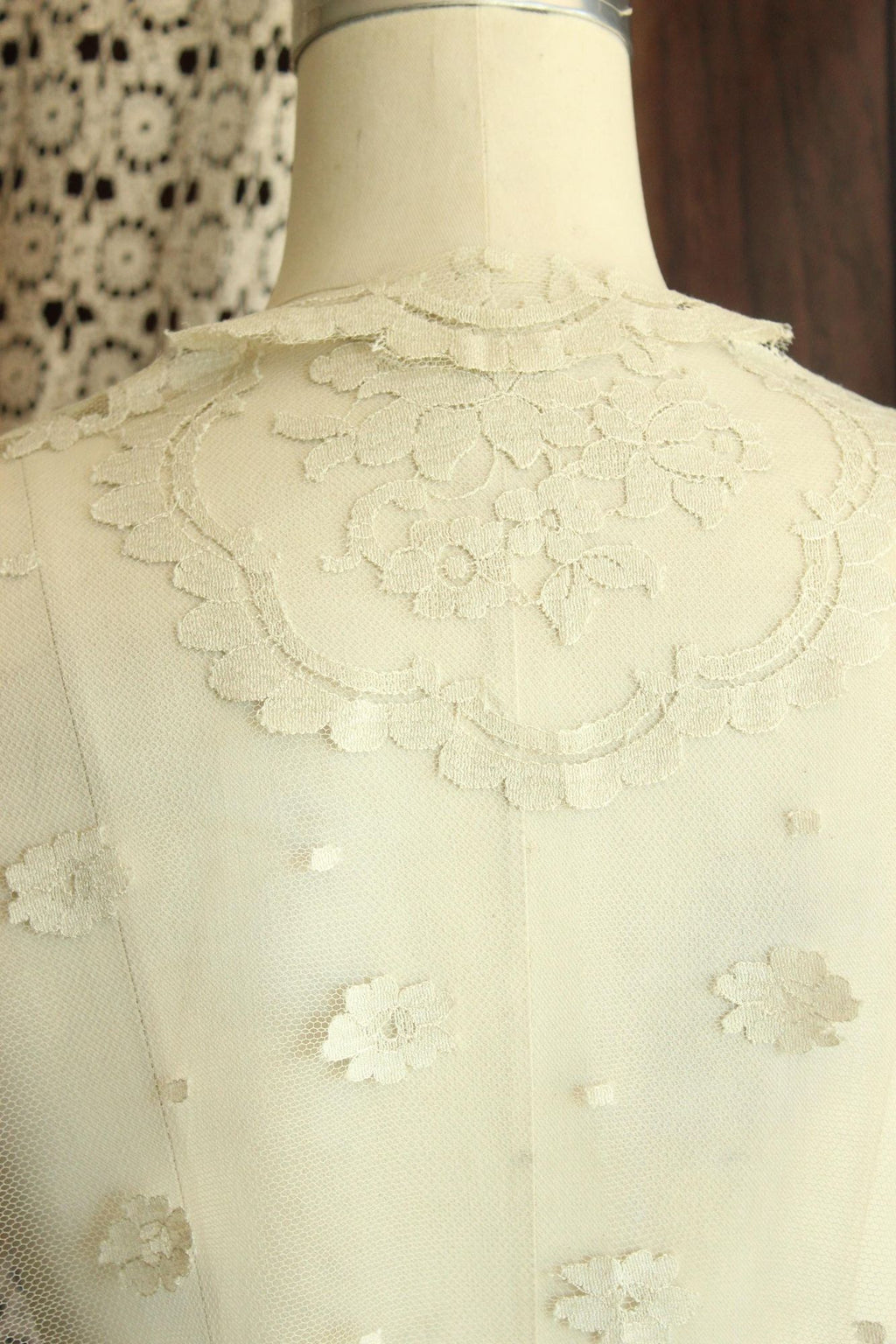 Vintage 1950s 1960s White Lace Oval Mantilla or Bridal Veil