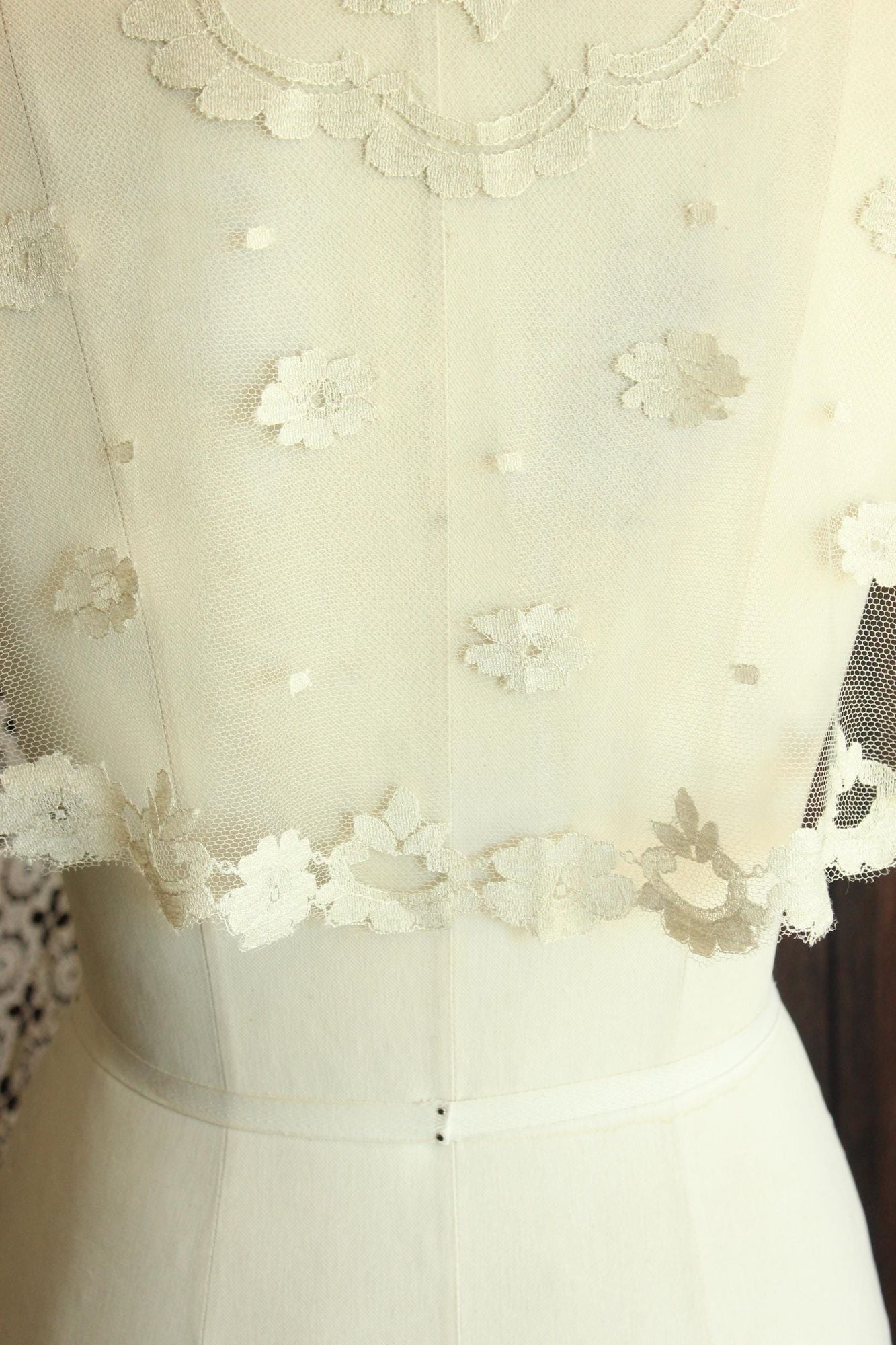 Vintage 1950s 1960s White Lace Oval Mantilla or Bridal Veil