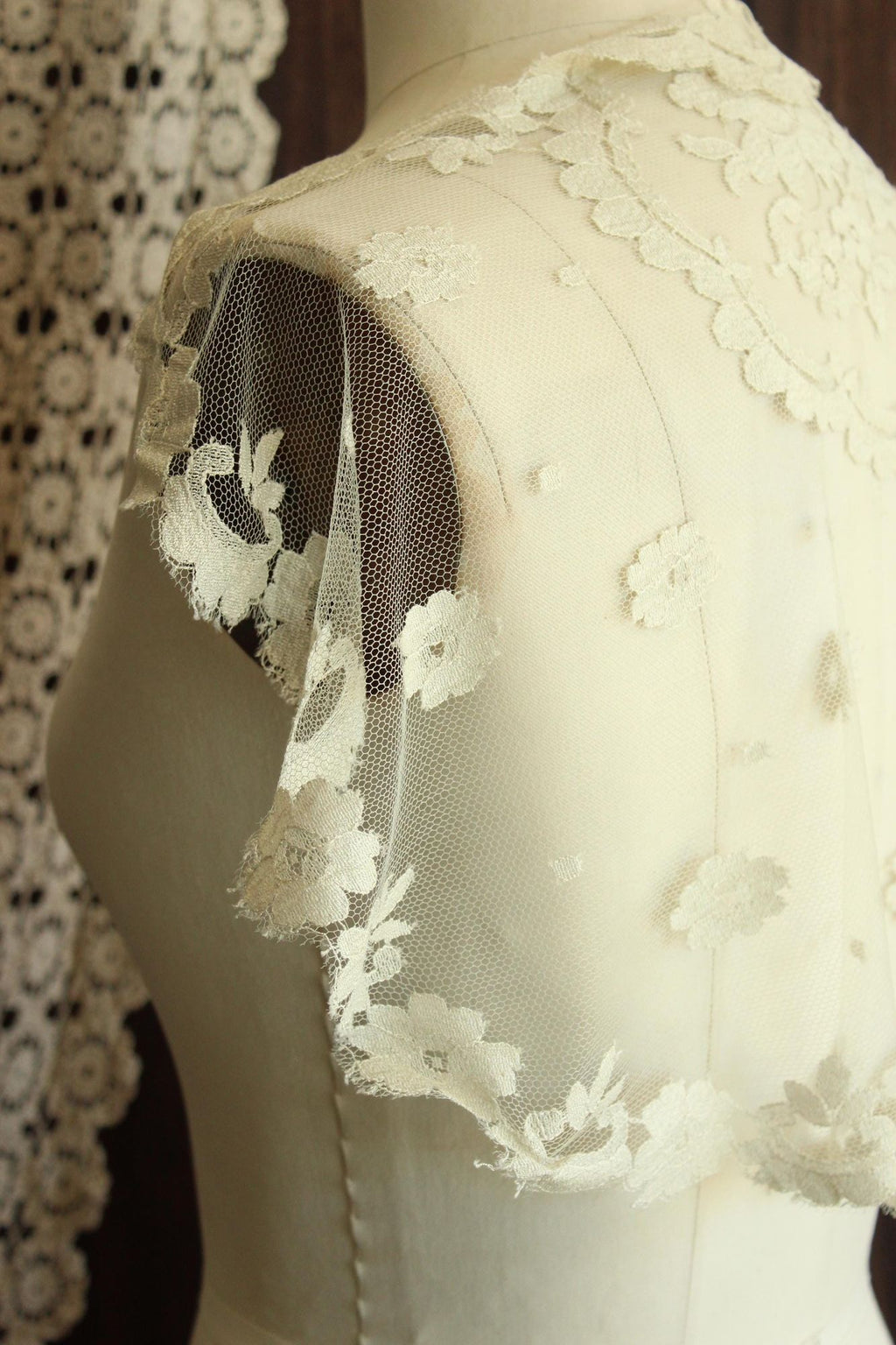 Vintage 1950s 1960s White Lace Oval Mantilla or Bridal Veil