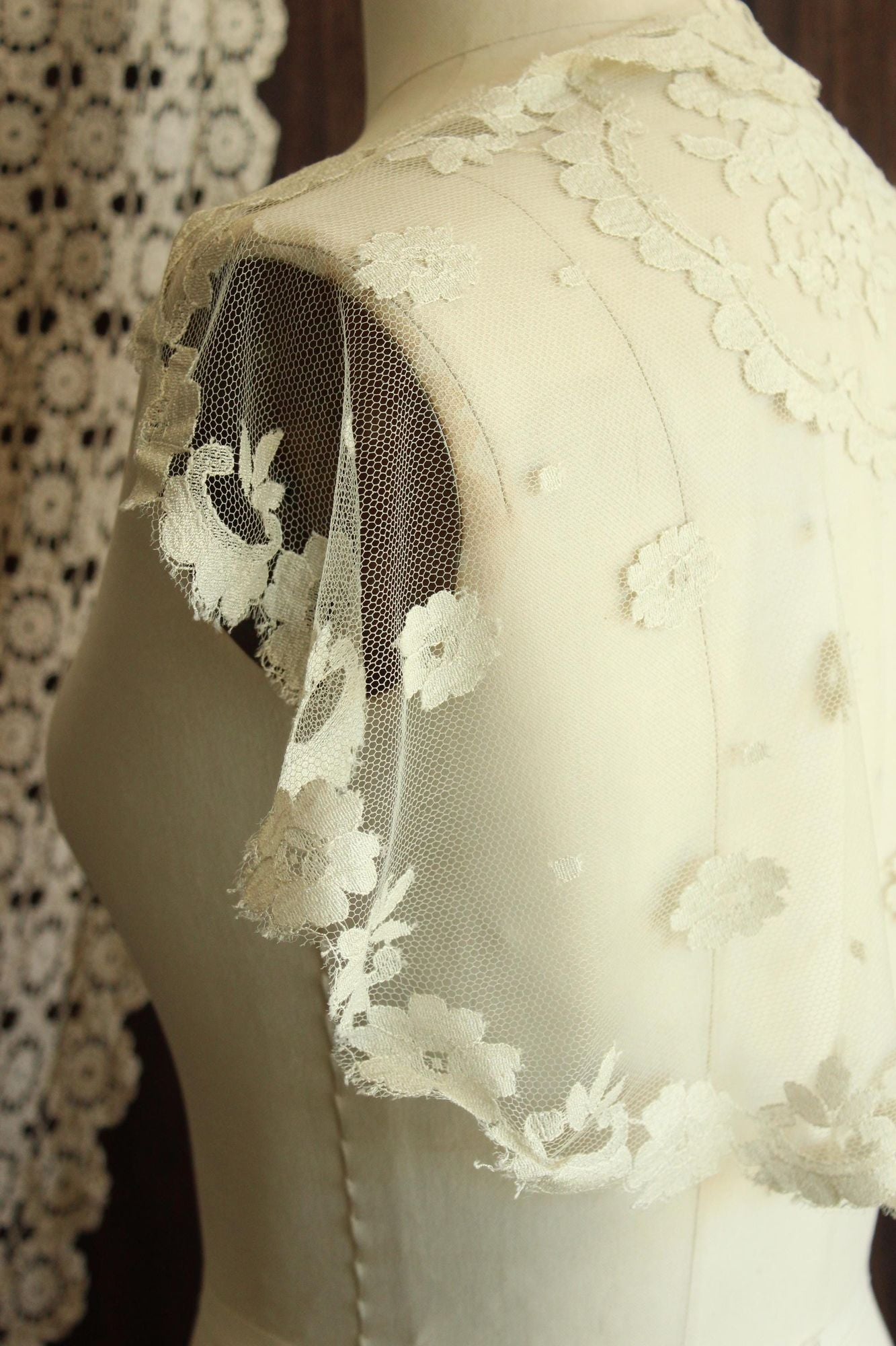 Vintage 1950s 1960s White Lace Oval Mantilla or Bridal Veil