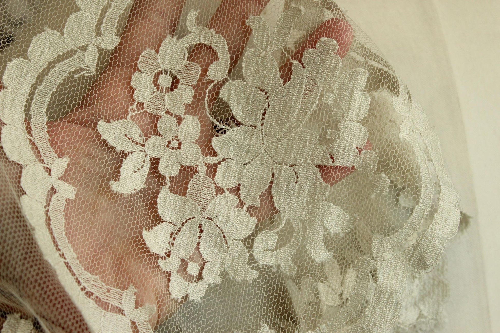 Vintage 1950s 1960s White Lace Oval Mantilla or Bridal Veil
